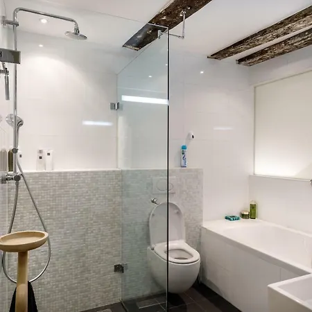 18th Century Groundfloor Canal House With Patio/garden *