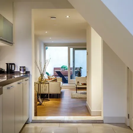 Lägenhet 18th Century Groundfloor Canal House With Patio/garden