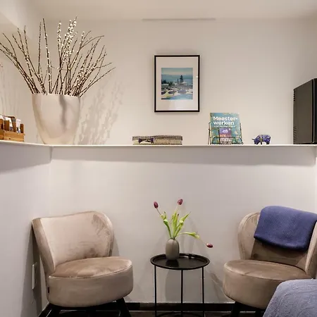 18th Century Groundfloor Canal House With Patio/garden *